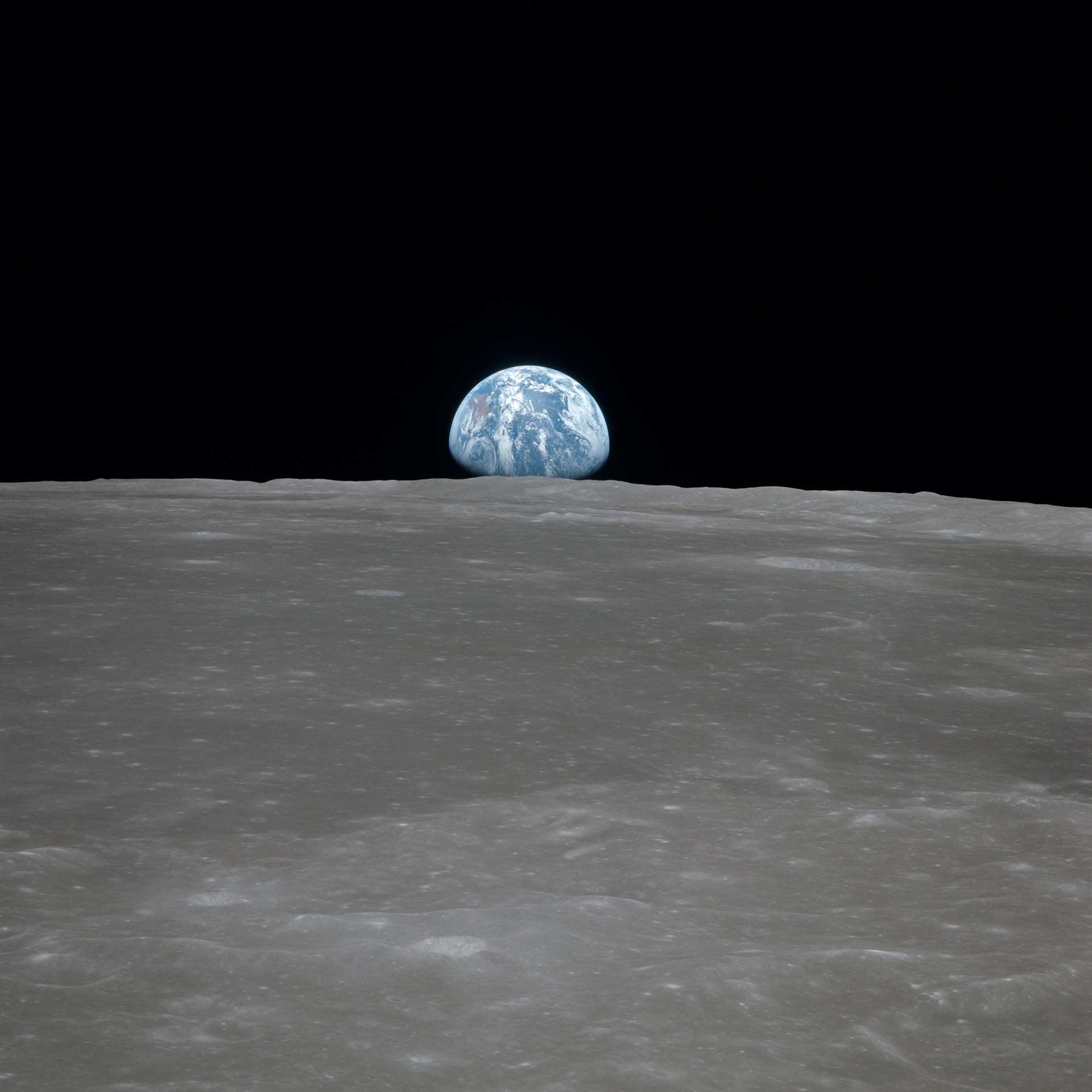 月から見た地球の写真