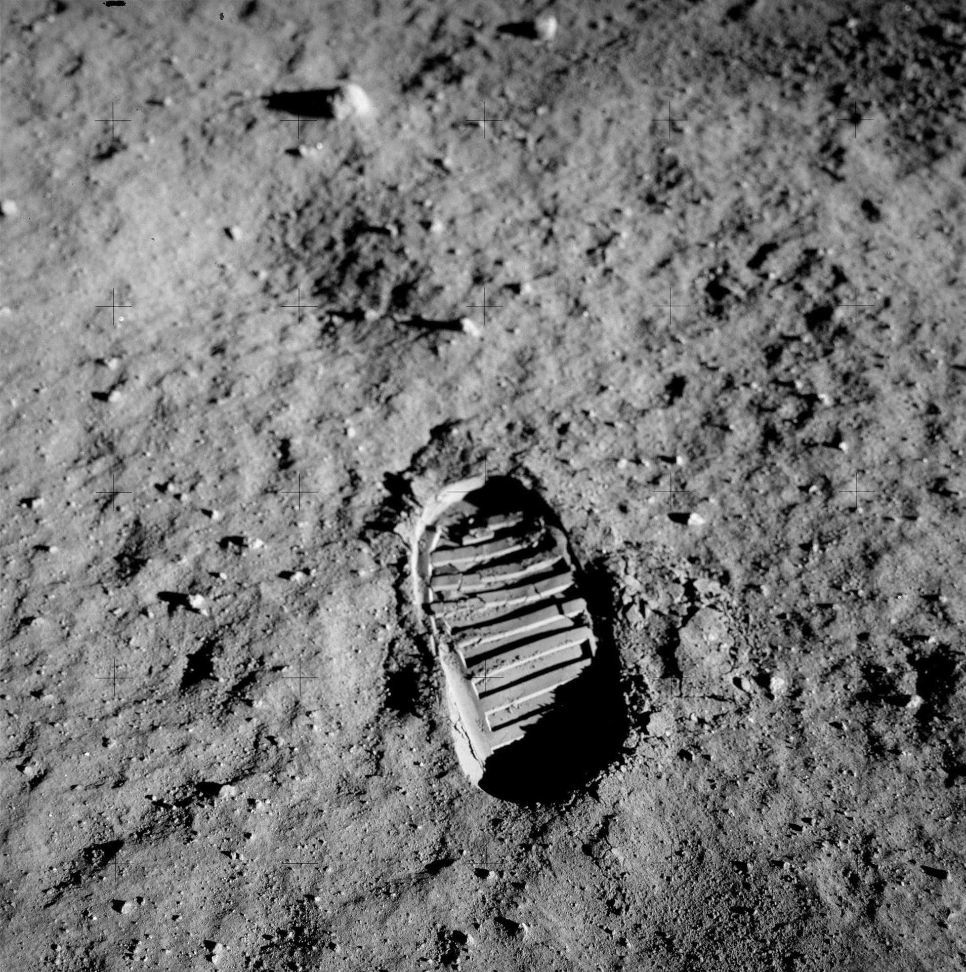 月面の足跡の写真
