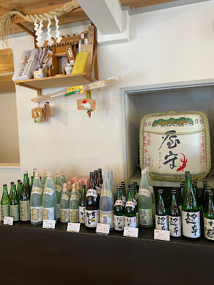 豊島屋酒造 ショップ内観（神棚と屋守の酒樽）